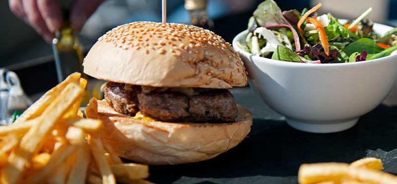 Burger mit Pommes