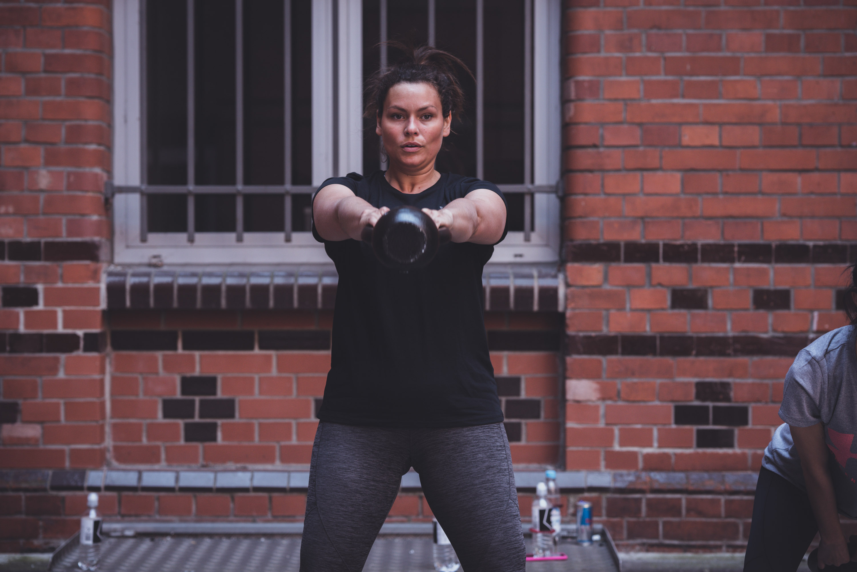 Frau hält Kettlebell