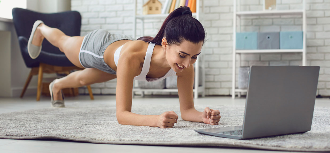 Frau macht Plank im Homeworkout zuhause